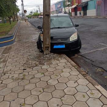 Defesa Civil de Martinópolis é acionada para acidente de trânsito envolvendo choque de veículo com poste de energia elétrica